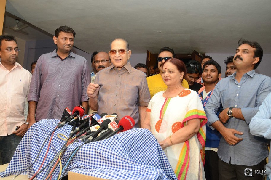 Super-star-Krishna-Watches-Srimanthudu-Movie